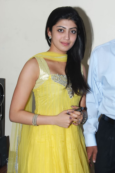 praneetha new pch lukcy draw actress pics