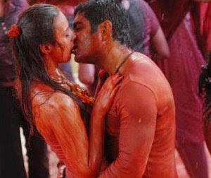 Vineet Jain’s Holi Party 2010 – Models Getting Intimate and Start Kissing, Smooching - Photos