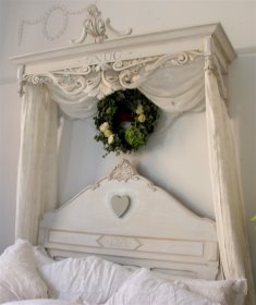 [thmb_bespoke_bed_and_cornice.JPG]