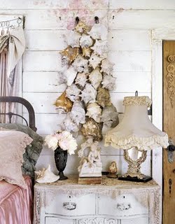 [Bedroom-sidetable-shells-HTOURS0505-de.jpg]