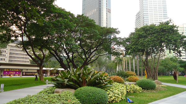 How to get to Greenbelt Mall in Makati City by Bus or Train?