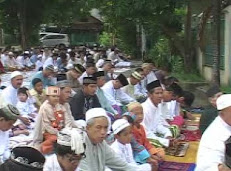 JAMA'AH DI HALAMAN MASJID