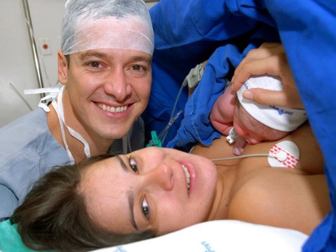 Rodrigo Faro e Vera Viel no nascimento de Maria.