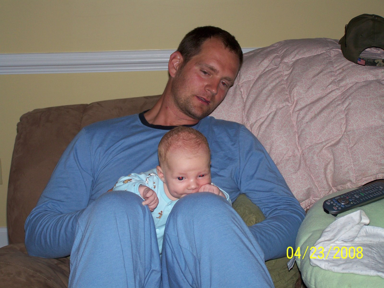 [Dad+&+Trey+relaxing+after+bath.JPG]