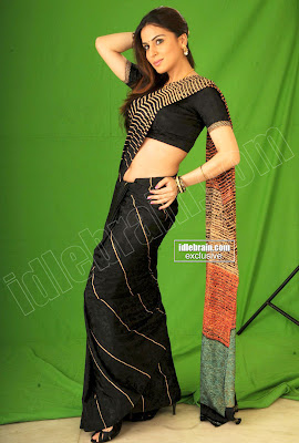 Good Looking Actress Sraddha Arya Photos Hot Pictures Set in Yellow and Black Saree