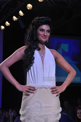 Actress Sayali Bhagat Pictures Bare back show on ramp Sexy Pics