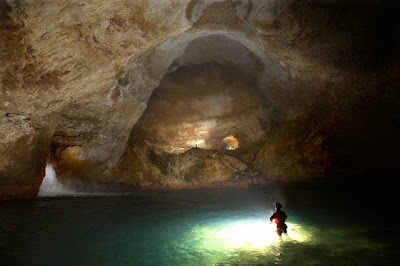 ஆபத்தான இடங்களில் இறங்கும் காட்சி. Beautiful-cave+%285%29