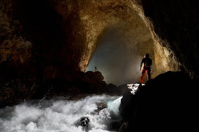 ஆபத்தான இடங்களில் இறங்கும் காட்சி. Beautiful-cave+%286%29