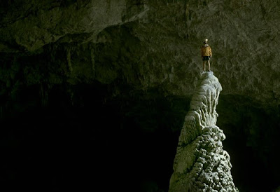 ஆபத்தான இடங்களில் இறங்கும் காட்சி. Beautiful-cave+%287%29