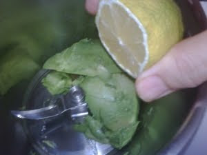 Echando limón al aguacate.