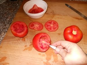 Vaciar los tomates.