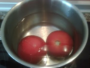 Escaldar los tomates.
