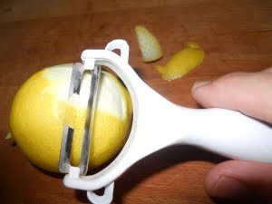 Pelar el limón.