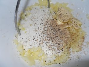 Mezclar el puré con la nata, la margarina, la nuez moscada y salpimentar.