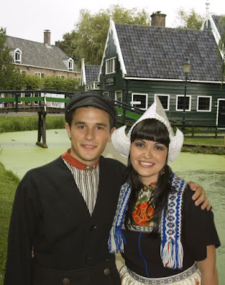 Aurora y yo vestidos de holandeses en Marken