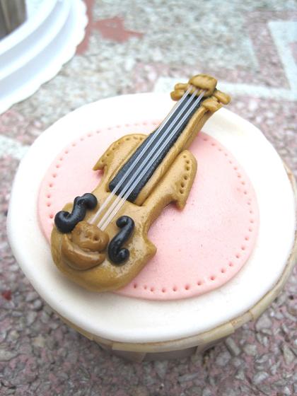 [violin+cupcake.JPG]