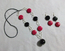 Collar 2245 Semillas fucsia y negras con argollas