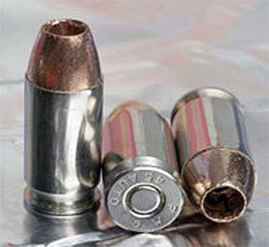 accident au dégainé 45+Automatic+Colt+Pistol+(ACP)+ammunition,+loaded+with+hollow+point+bullets