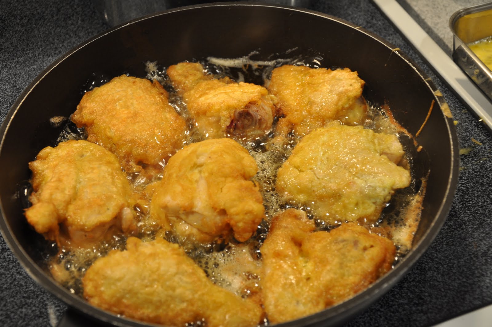 [Pollo fritto (frying).JPG]