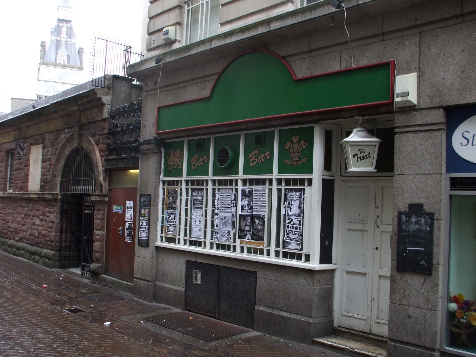 lloyds bar newport