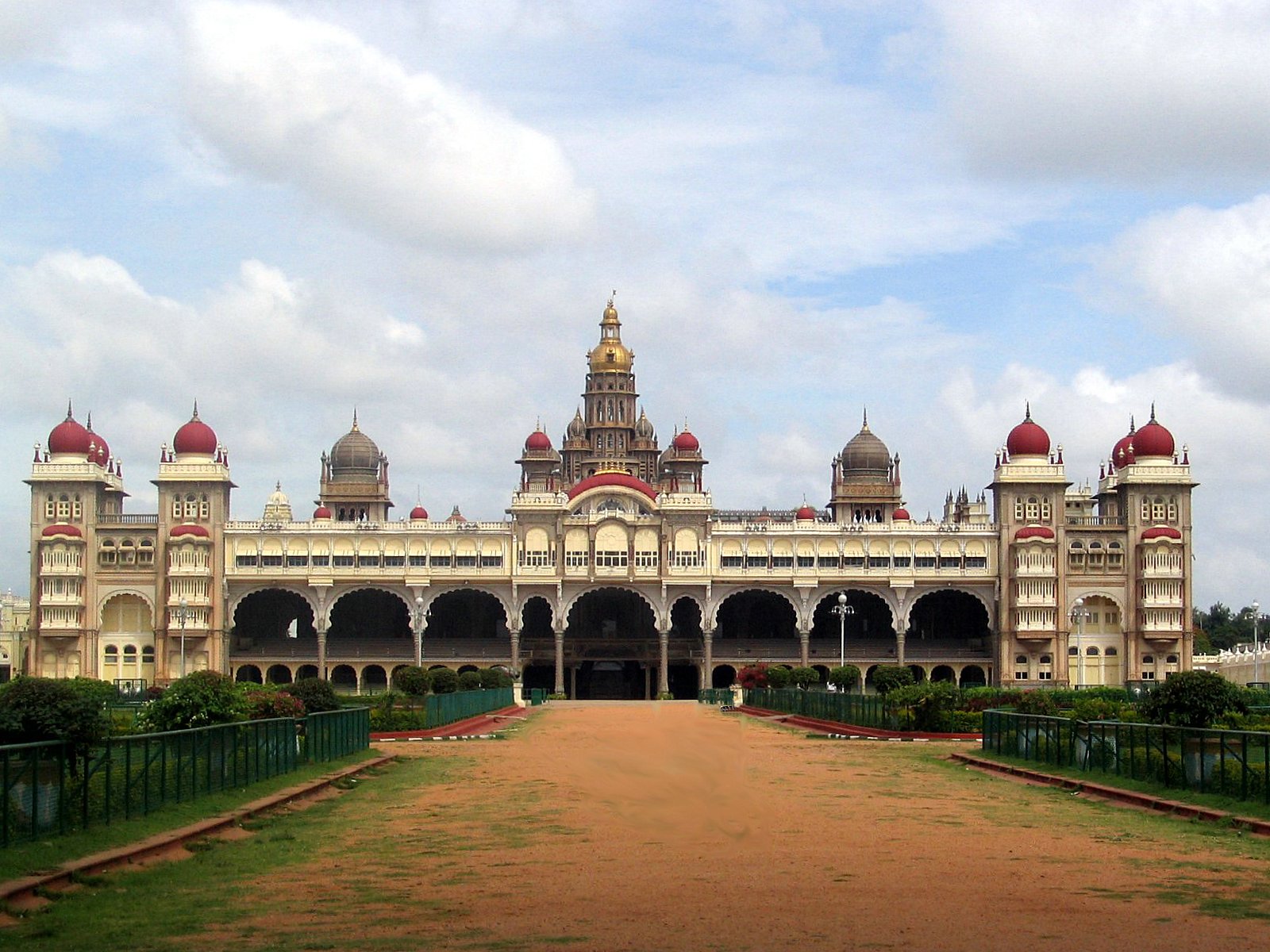 [Mysore_Palace_Front_view.173111100.jpg]