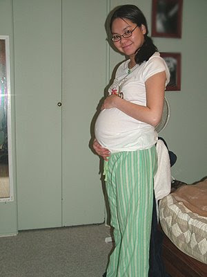 34 weeks pregnant. pregnant pictures. 34 weeks