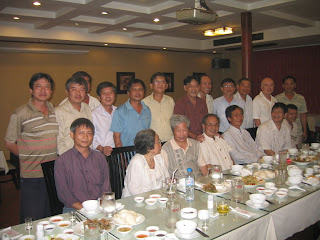 buổi họp mặt giữa các thày cô và gần 30 học trò cũ K7,K8 nhân dịp thày Thịnh vào thăm t/p HCM (26/9/2009)