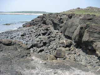 赤嶼北方（偏東）的海蝕缺角