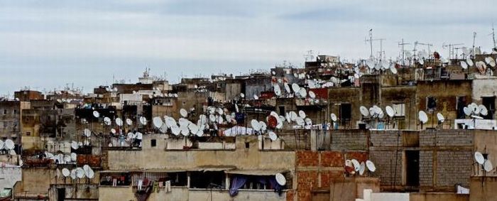 Antenas de TV em lugares diferentes