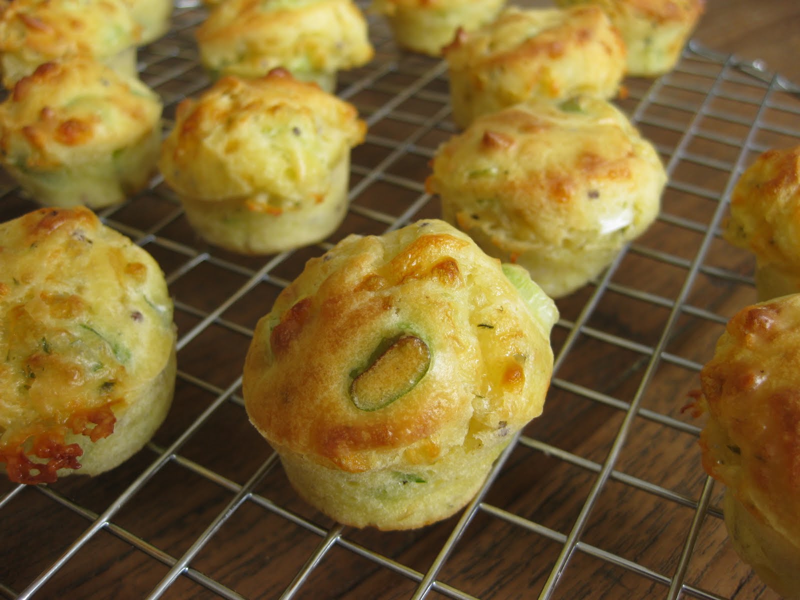 Excellenteten.nl Hartige muffins met kruidenkaas en bosui