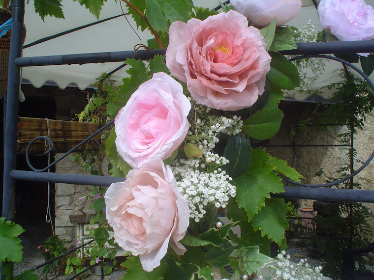 Guirlande de roses en papier