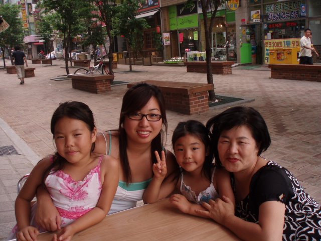 Da esquerda para a Direita: Mônica, Sandra, Lisa (primas) e minha mãe na Coreia do Sul....