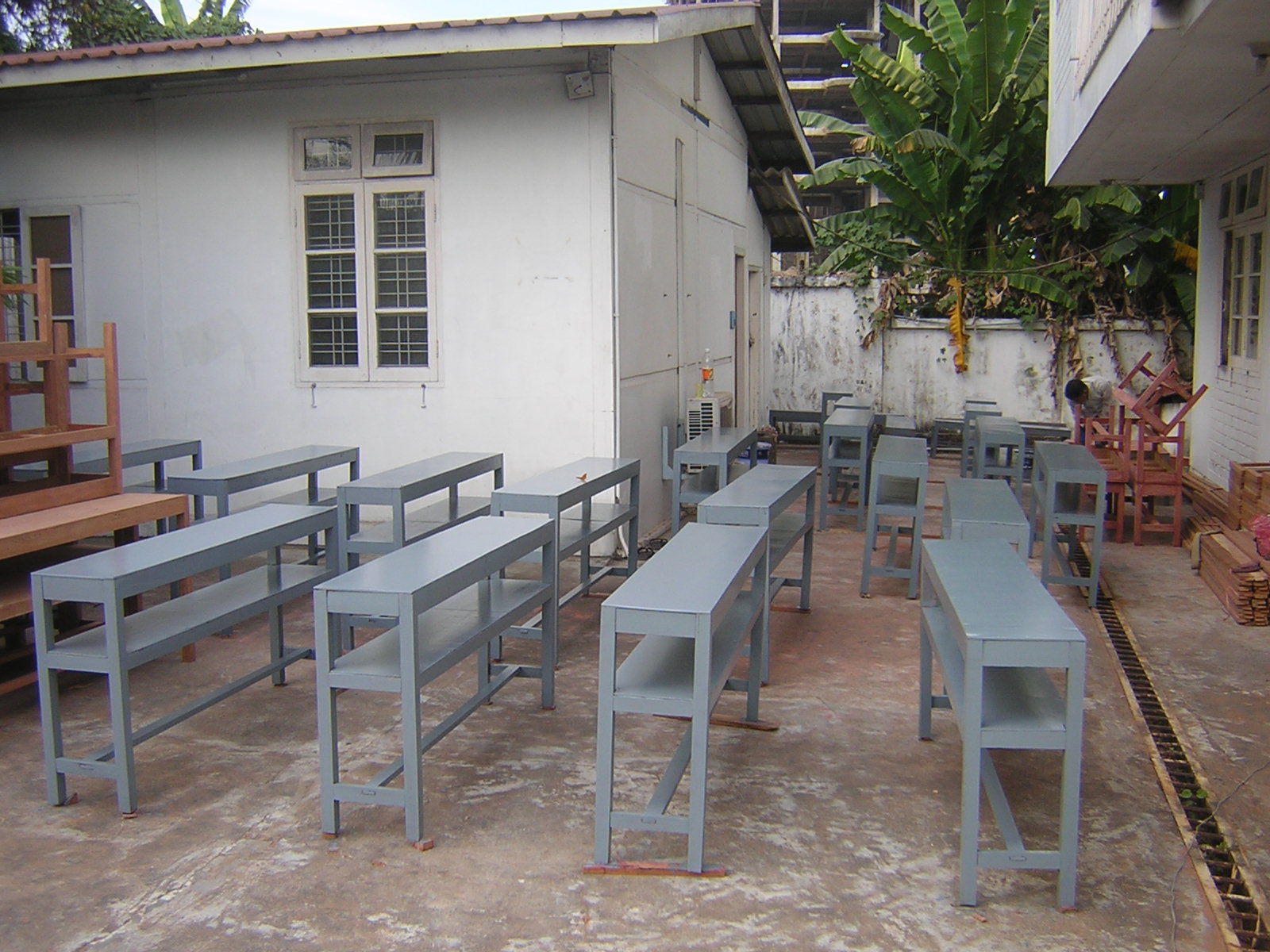 [benches+painted.JPG]