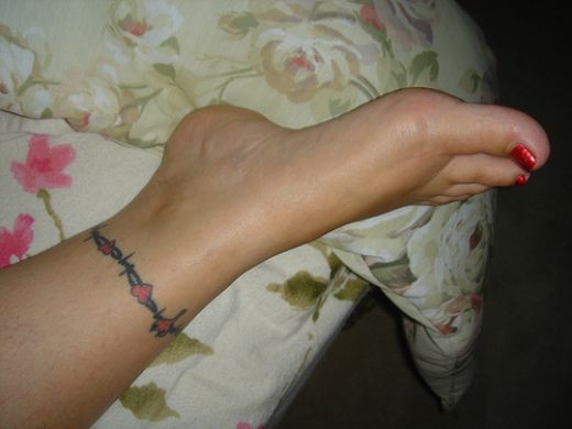 Ankle bracelet of hearts tattoo idea.