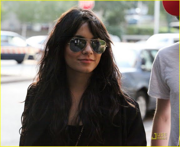 [vanessa-hudgens-sterling-knight-07.jpg]