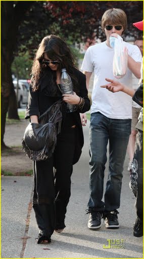 [vanessa-hudgens-sterling-knight-05.jpg]