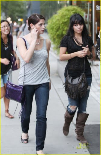 [vanessa-hudgens-ashley-greene-06.jpg]