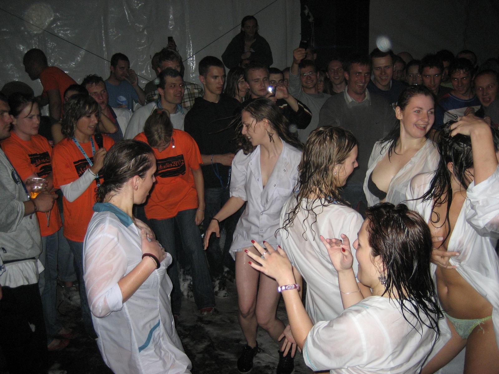 [dancing2.JPG]