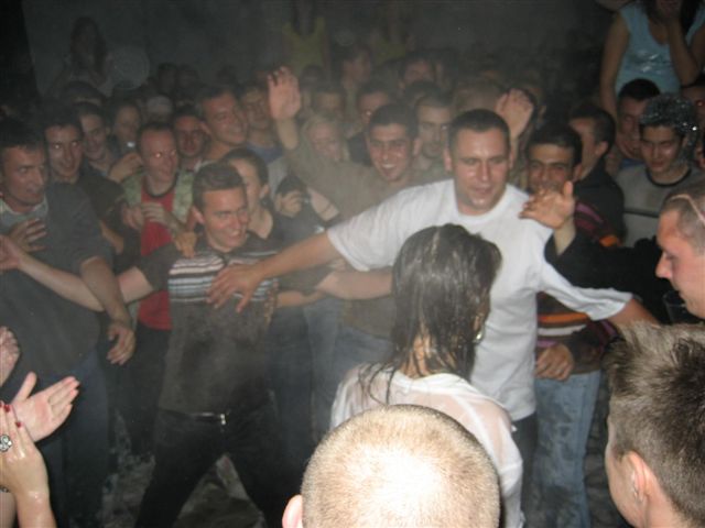 [croud.JPG]
