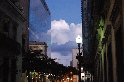fotografia tirada em 29 de março de 2008 da rua do Rosário com a visão da Praça XV às 19h24min