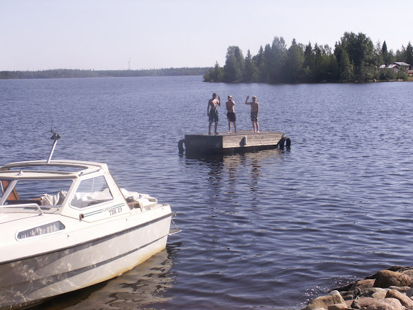 Bad killar på bryggan