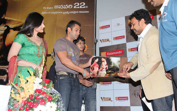 [Salman+Khan,Zarine+Khan+in+in+Hyderabad+Kalamandir+(1).jpg]
