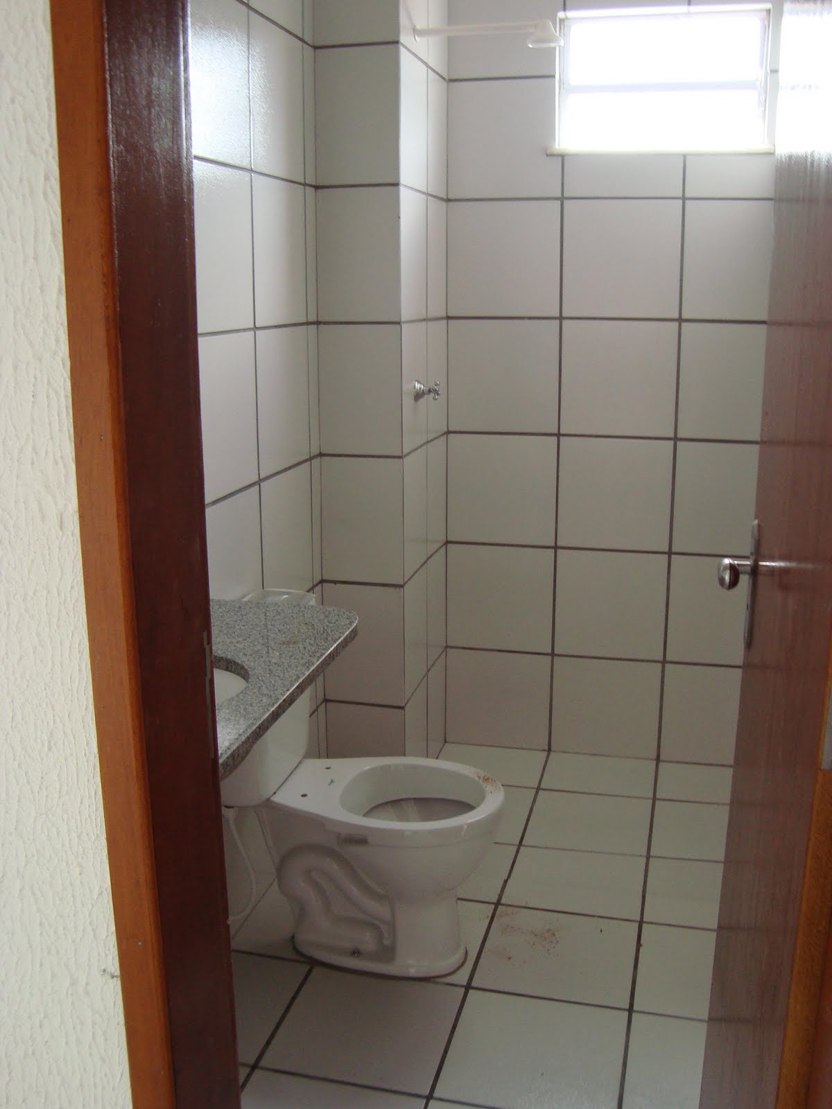 Antes: um banheiro todo branco Antes: um banheiro todo branco