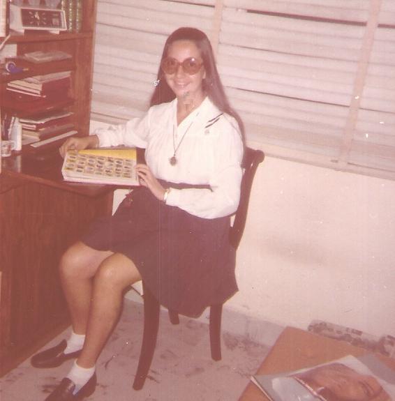 Fátima de uniforme na casa dela