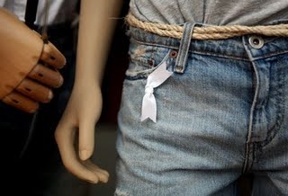 [levis_white_knot_04.jpg]