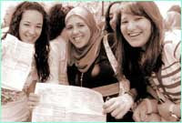 طلاب المرحلة الاولى عقب خروجهم من امتحان اللغة الانجليزية يونيو 2008 ..من "الأهرام"