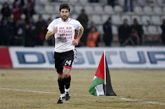 ابراهيم داجاسان لاعب وسط نادي سيفاسبور التركي يضع علم فلسطين وسط الملعب عقب المباراة