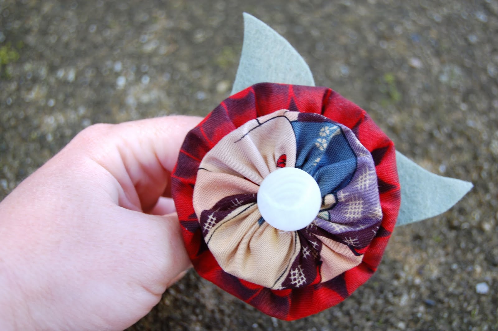 Miss Sewsitall Make a Yoyo Flower!