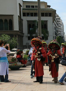 Kardan adam konseptli yılbaşı partisi Gezen Tilki, Okuyan (da) Aslan