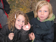 Charlotte en Olivia marshmallows eten